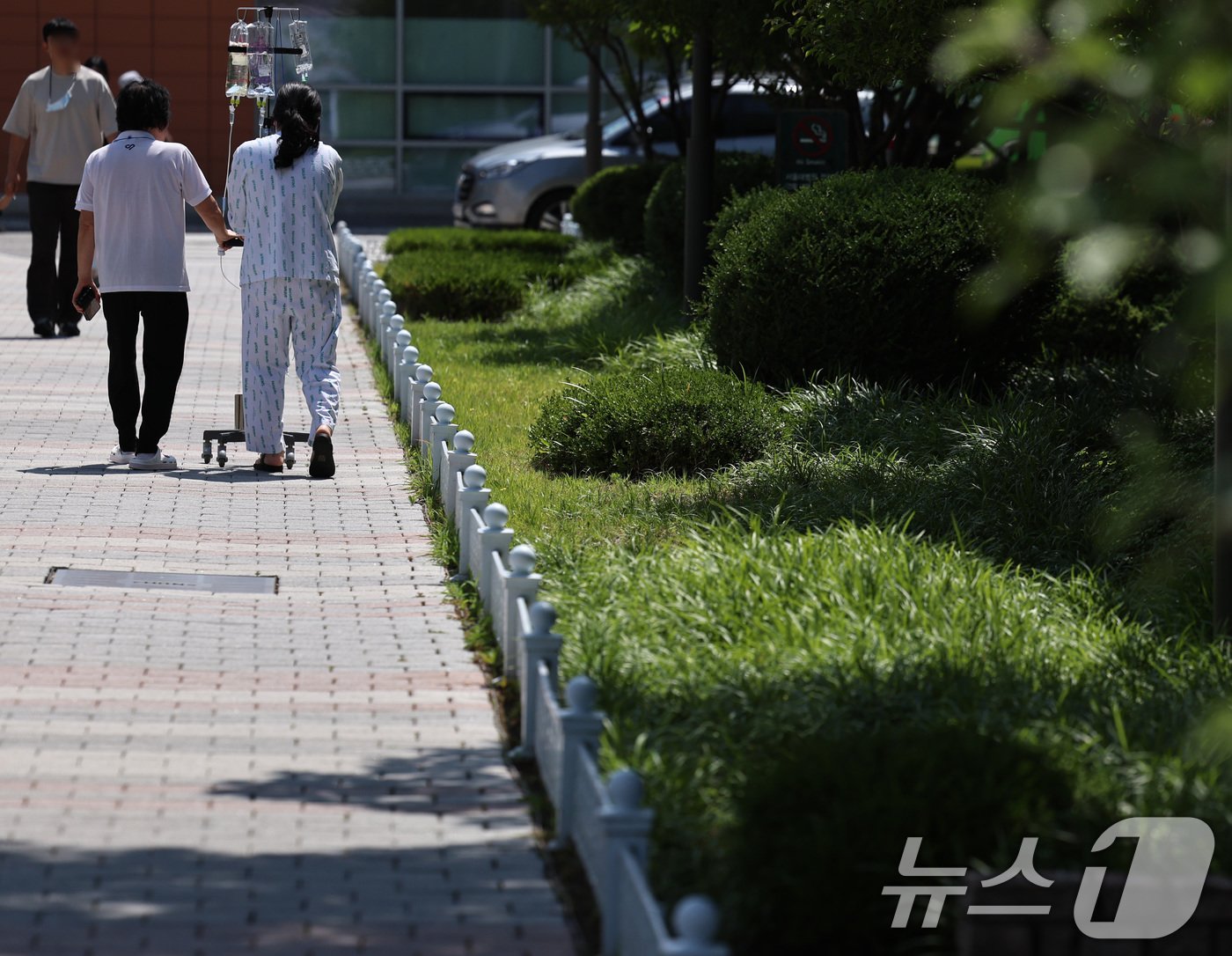 13일 서울의 한 대학병원에서 환자들이 발걸음을 옮기고 있다. 2024.6.13/뉴스1 ⓒ News1 구윤성 기자