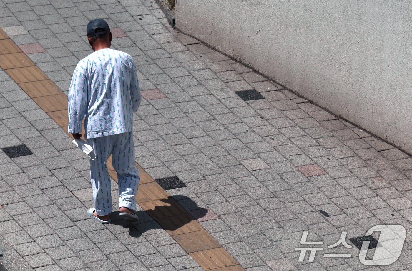 본문 이미지 - 서울의 한 대학병원에서 의료진이 발걸음을 옮기고 있다. 2024.6.13/뉴스1 ⓒ News1 구윤성 기자