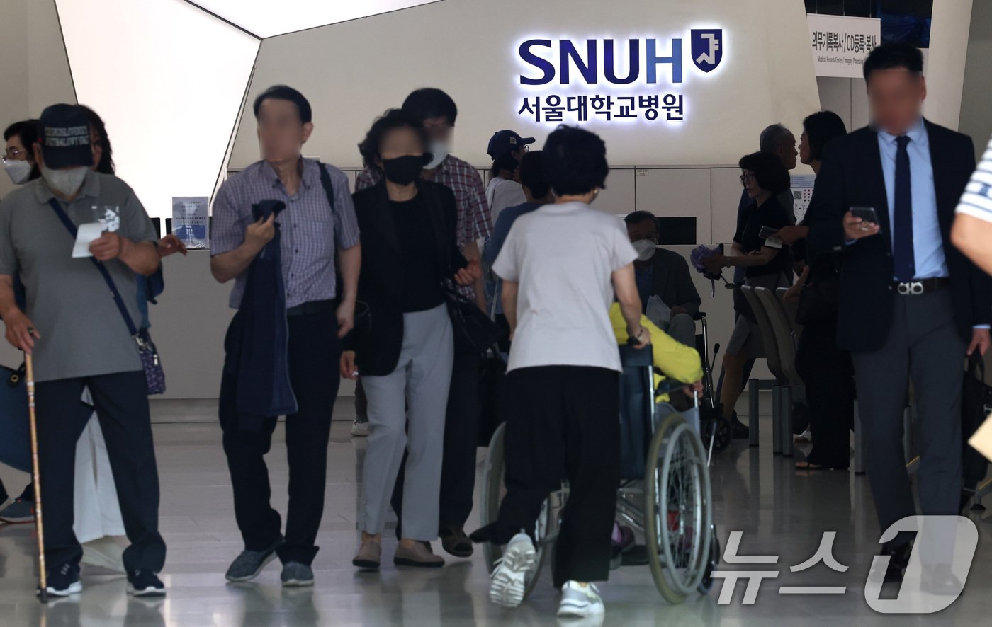 본문 이미지 - 13일 서울 종로구 서울대병원에서 환자와 보호자등 방문객들이 오가고 있다.  2024.6.13/뉴스1 ⓒ News1 구윤성 기자