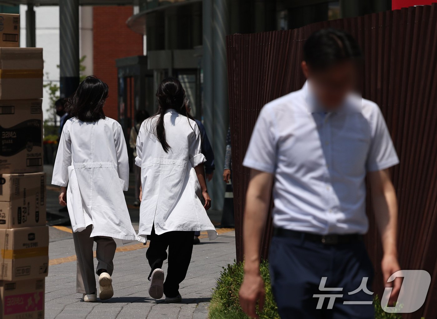 13일 서울의 한 대학병원에서 의료진이 발걸음을 옮기고 있다.  2024.6.13/뉴스1 ⓒ News1 구윤성 기자