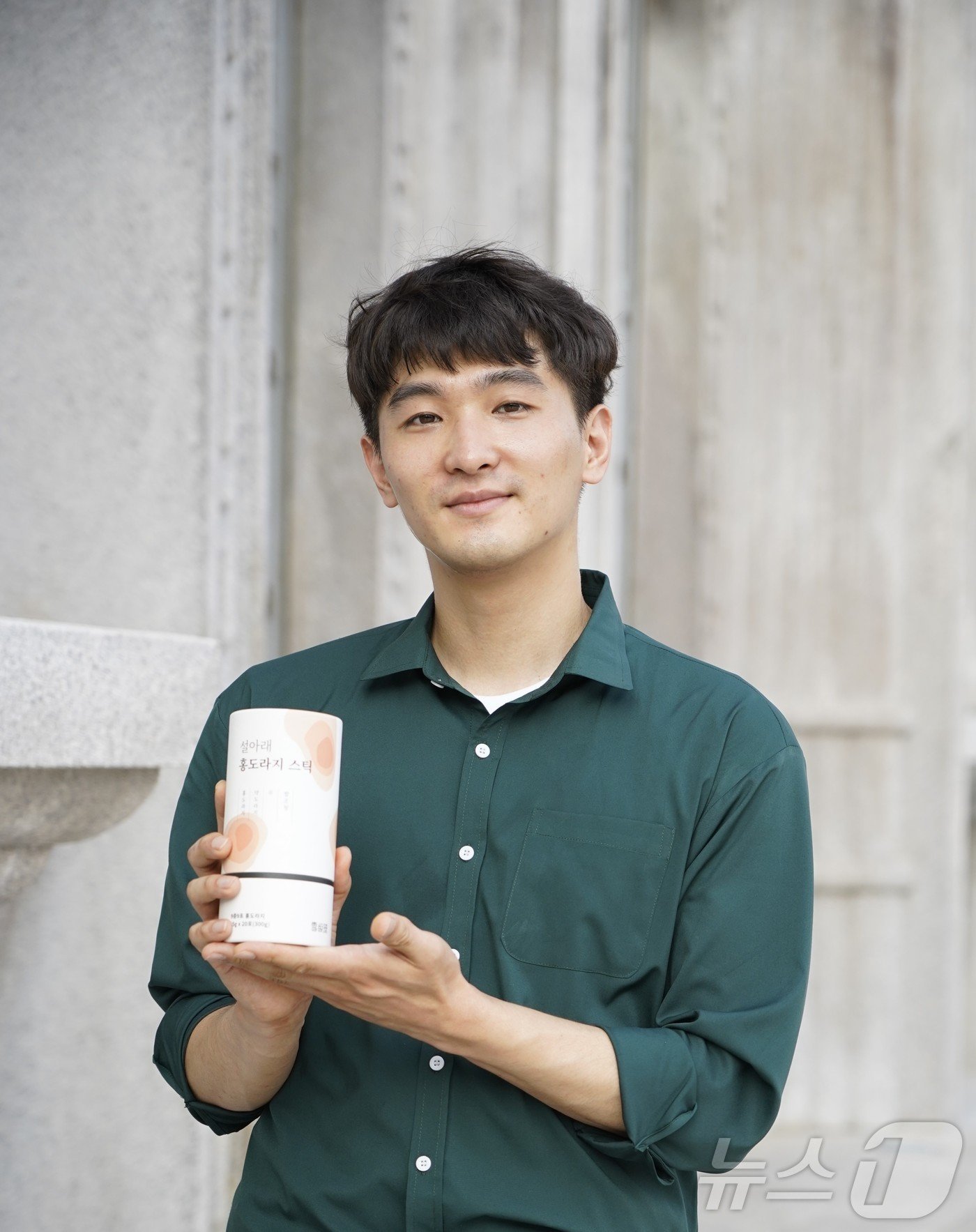 본문 이미지 - 직접 개발하고 판매하는 상품을 들고있는 지종환 '설아래' 대표(지종환씨 제공)2024.6.13/뉴스1