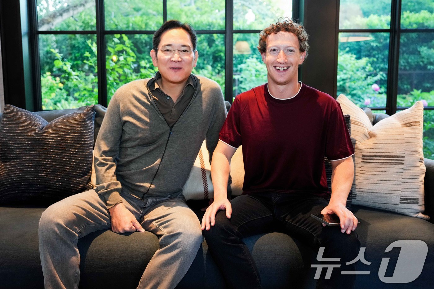 본문 이미지 - 이재용 삼성전자 회장이 11일&#40;현지시간&#41; 미국 서부 팔로 알토에 위치한 마크 저커버그 메타 CEO 자택을 방문, 기념촬영을 하고 있다. &#40;삼성전자 제공&#41; 2024.6.13/뉴스1