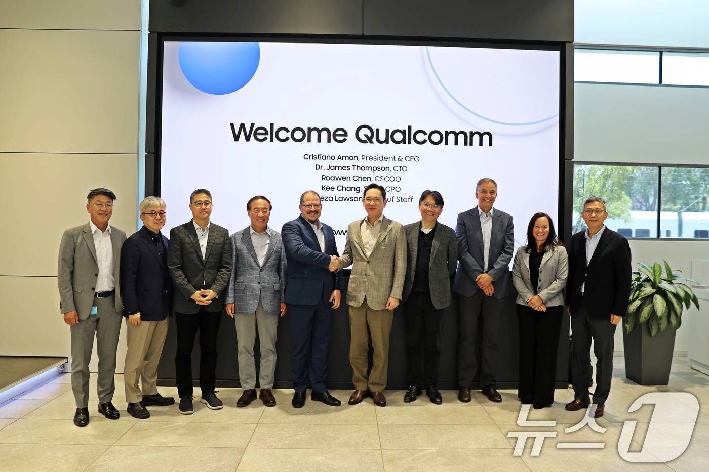 본문 이미지 - 이재용 삼성전자 회장(오른쪽 다섯 번째)이 10일(현지시간) 미국 새너제이에 있는 삼성전자 DSA에서 기념촬영을 하고 있다. 왼쪽부터 한진만 DSA 부사장, 최시영 파운드리사업부장, 기창 퀄컴 CPO, 전영현 DS부문장, 크리스티아노 아몬 퀄컴 사장 겸 CEO, 이재용 삼성전자 회장, 로아웬 첸 퀄컴 CSCOO, 제임스 톰슨 퀄컴 CTO, 알리자 로슨 퀄컴 Chief of Staff, 이정배 메모리사업부장. (삼성전자 제공) 2024.6.13/뉴스1
