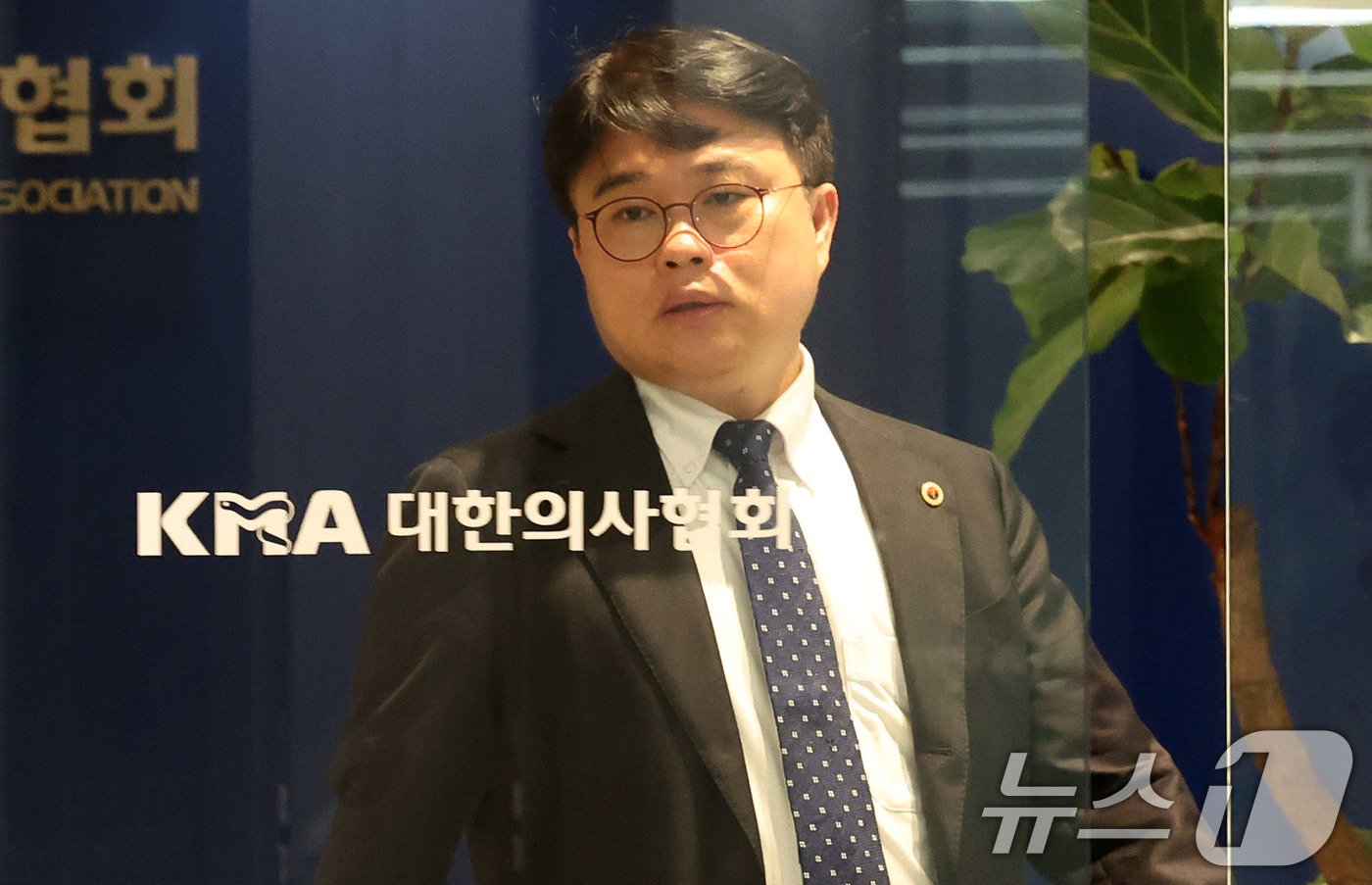 본문 이미지 - 임현택 대한의사협회장이 13일 오후 서울 용산구 대한의사협회에서 열린 &#39;의대정원 증원사태 대응방안 논의를 위한 제4차 비공개 연석회의&#39;에 참석하고 있다. &#40;공동취재&#41; 2024.6.13/뉴스1 ⓒ News1 김도우 기자