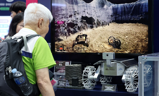 우주청 "달·화성 개척…韓 기업 탐사 차량 기술로"