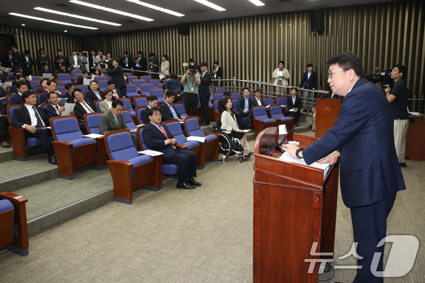 최남호 산업통상자원부 2차관이 13일 오전 서울 여의도 국회에서 열린 국민의힘 의회정치 원상복구 의원총회에 참석해 동해 심해 가스전 개발 진행 경과 및 추진계획에 대해 설명하고 있다. 2024.6.13/뉴스1 ⓒ News1 이광호 기자