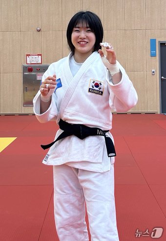 본문 이미지 - 2024 파리하계올림픽에 참가하는 유도 국가대표 허미미 선수가 13일 오전 진천국가대표선수촌에서 열린 D-50 미디어데이에서 포즈를 취하고 있다. 2024.6.13/뉴스1 ⓒ News1 문대현 기자
