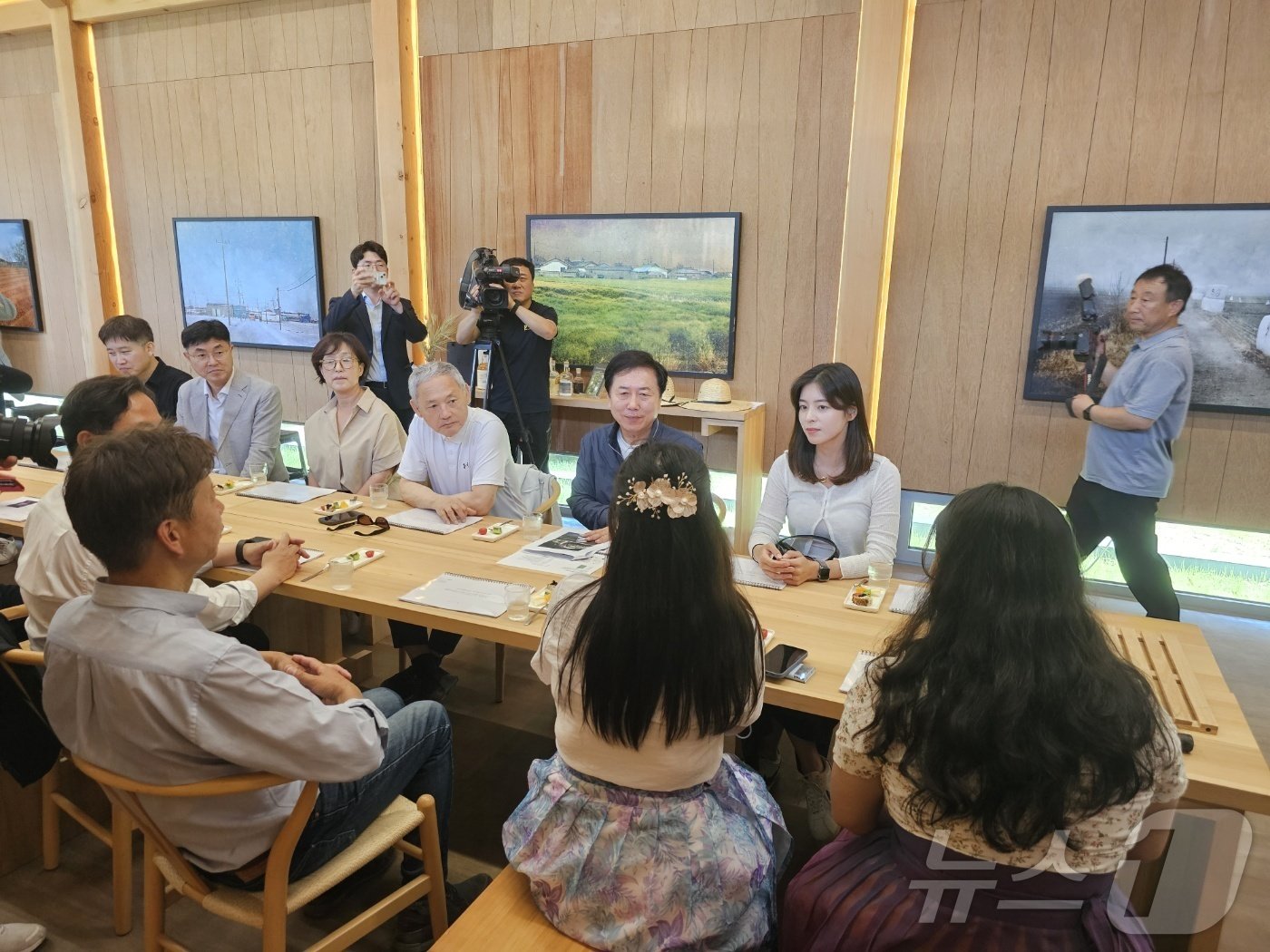 본문 이미지 - 유인촌 문체부 장관과 권기창 안동시장이 젊은 관광객과 소통을 하고있다. 2024.6.13/뉴스1 신성훈 기자