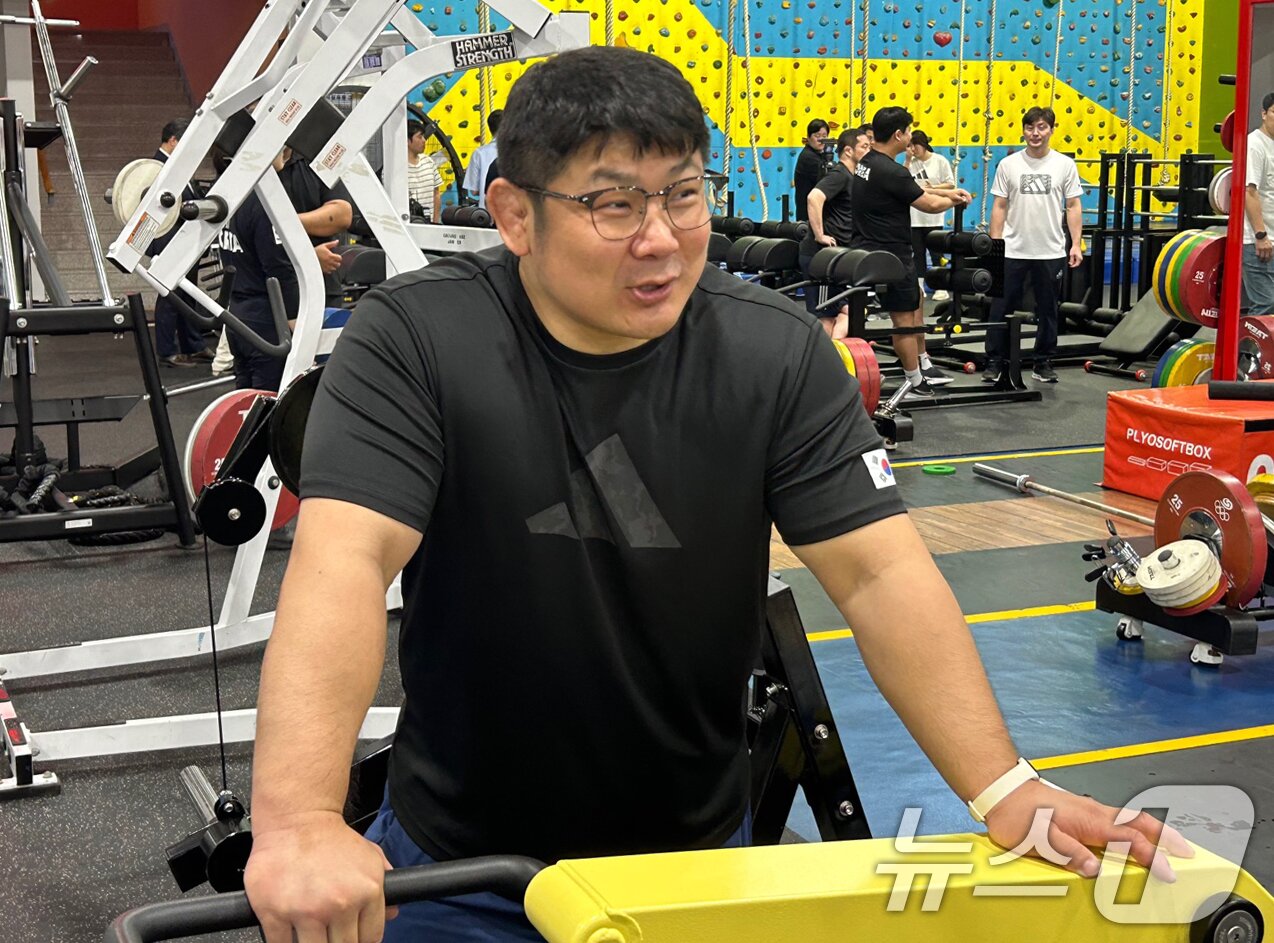 본문 이미지 - 황희태 2024 파리하계올림픽 유도 국가대표팀 감독이 13일 오전 진천국가대표선수촌에서 열린 D-50 미디어데이에서 선수들 훈련 모습을 지켜보고 있다. 2024.6.13/뉴스1 ⓒ News1 문대현 기자