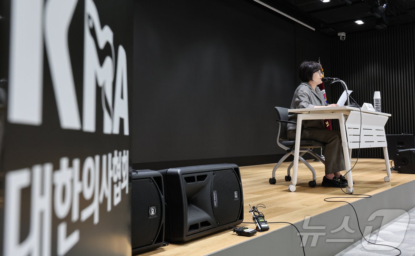 본문 이미지 - 최안나 대한의사협회 대변인이 13일 오후 서울 용산구 대한의사협회에서 열린 '의대정원 증원사태 대응방안 논의를 위한 제4차 비공개 연석회의'에 대해 브리핑을 하고 있다. 2024.6.13/뉴스1 ⓒ News1 김도우 기자