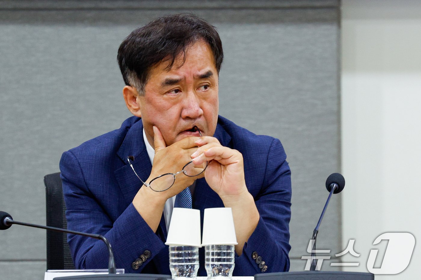 본문 이미지 - 맹성규 국회 국토교통위원장이 13일 서울 여의도 국회의원회관에서 열린 전세사기특별법 제정 1년 평가 토론회에 참석해 생각에 잠겨 있다. 2024.6.13/뉴스1 ⓒ News1 안은나 기자