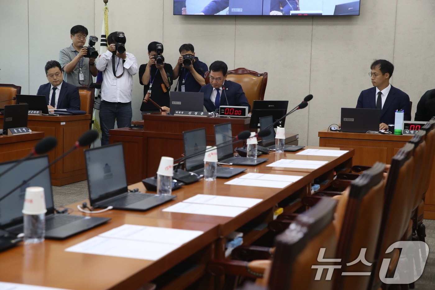 본문 이미지 - 신정훈 국회 행안위원장이 13일 오후 서울 여의도 국회에서 열린 행정안전위원회 첫 전체회의에서 의사봉을 두드리고 있다. 야당의 상임위원장 단독 선출에 반발하며 상임위 보이콧을 선언한 국민의힘 의원들은 이날 회의에 불참했다. 2024.6.13/뉴스1 ⓒ News1 이광호 기자