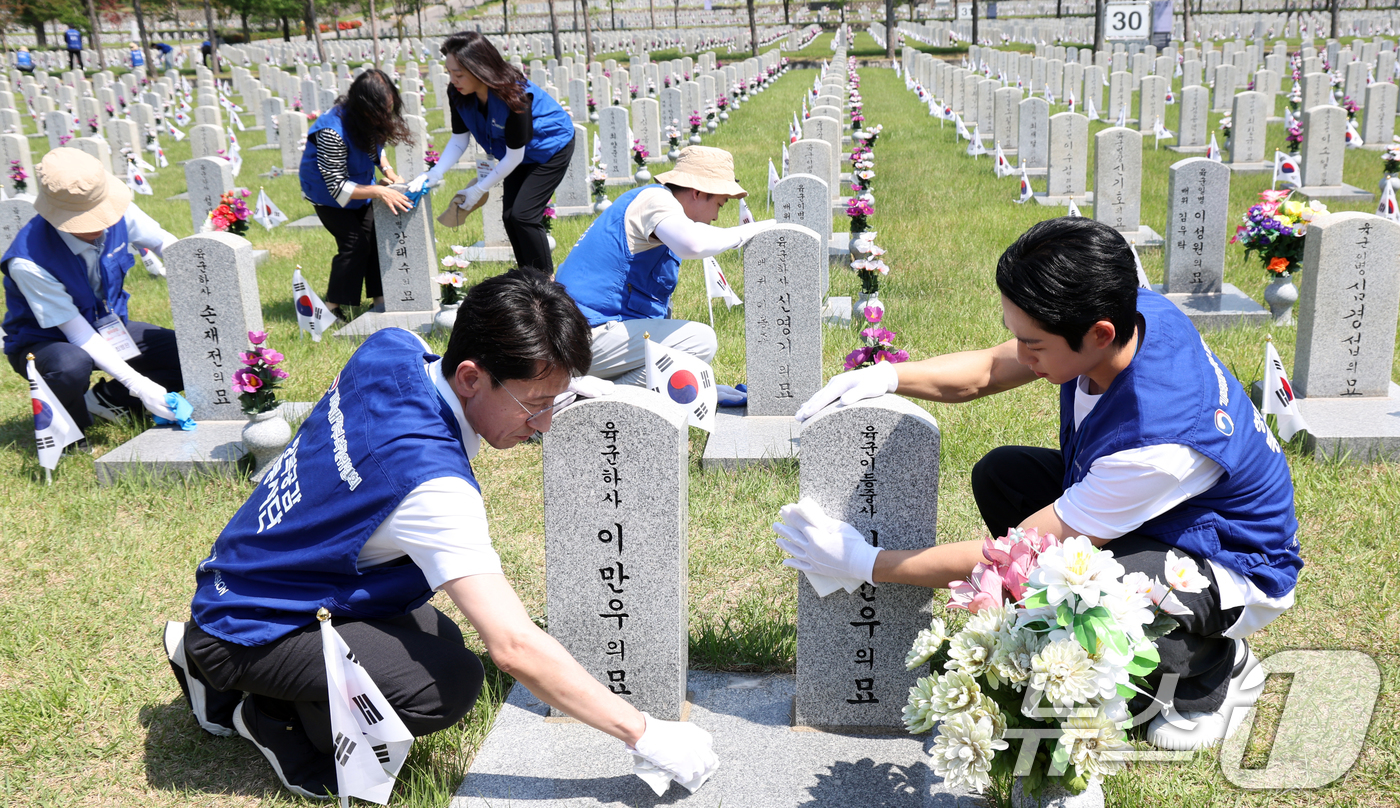 (서울=뉴스1) 김명섭 기자 = 13일 서울 동작구 국립서울현충원에서 열린 제17기 행복공감봉사단 현충원 묘역 환경정화 봉사활동에서 김윤상 기획재정부 2차관과 정해인 복권홍보대사 …