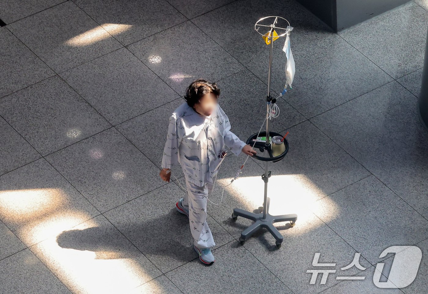 본문 이미지 - 연세의료원 산하 세브란스병원, 강남세브란스병원, 용인세브란스병원 세 곳에 소속된 교수들이 정부에 반발해 오는 27일부터 무기한 휴진을 예고한 가운데, 13일 서울 서대문구 신촌 세브란스병원에서 한 환자가 이동하고 있다. 2024.6.13/뉴스1 ⓒ News1 김성진 기자
