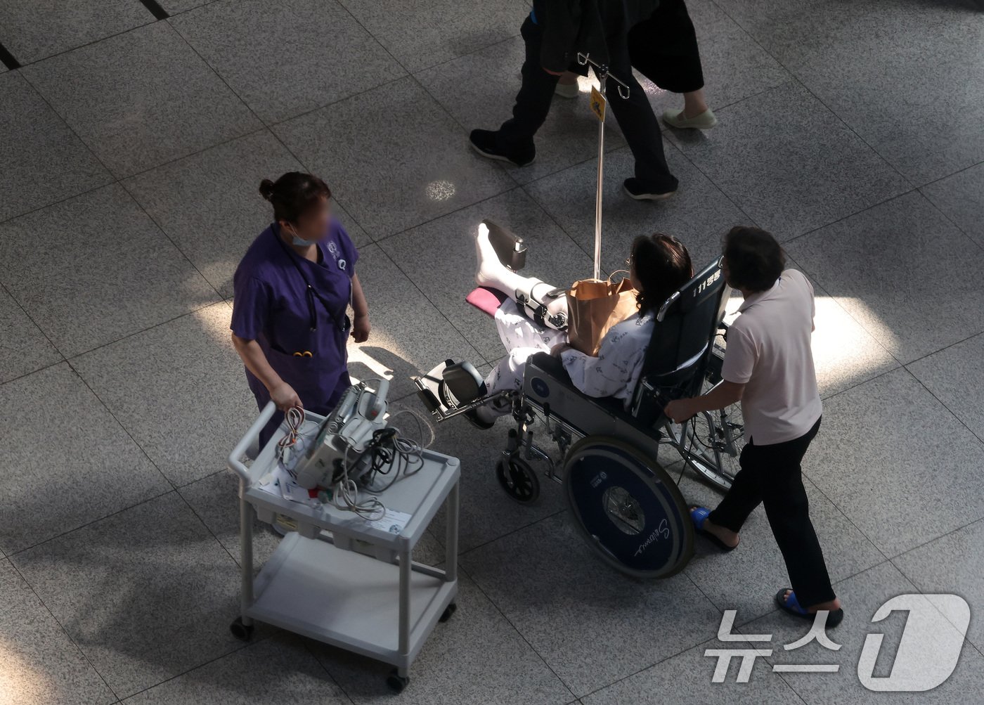 연세의료원 산하 세브란스병원, 강남세브란스병원, 용인세브란스병원 세 곳에 소속된 교수들이 정부에 반발해 오는 27일부터 무기한 휴진을 예고한 가운데, 13일 서울 서대문구 신촌 세브란스병원에서 환자와 의료진이 이동하고 있다. 2024.6.13/뉴스1 ⓒ News1 김성진 기자