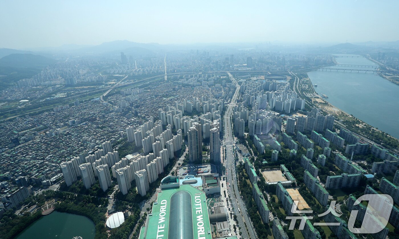 본문 이미지 - 13일 서울스카이 전망대에서 서울 송파구 잠실동과 강남구 일대 아파트 단지가 보이고 있다. 2024.6.13/뉴스1 ⓒ News1 박지혜 기자