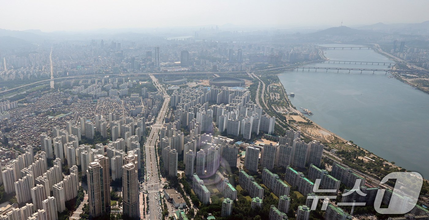본문 이미지 - 13일 서울스카이 전망대에서 서울 송파구 잠실동과 강남구 일대 아파트 단지가 보이고 있다.2024.6.13/뉴스1 ⓒ News1 박지혜 기자