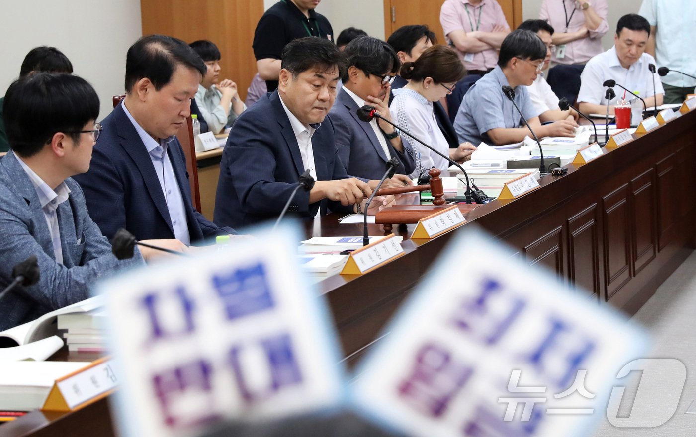 본문 이미지 - 13일 세종시 정부세종청사에서 열린 최저임금위원회 제4차 전원회의에서 이인재 위원장이 회의를 시작하며 의사봉을 두드리고 있다. 2024.6.11/뉴스1 ⓒ News1 김기남 기자