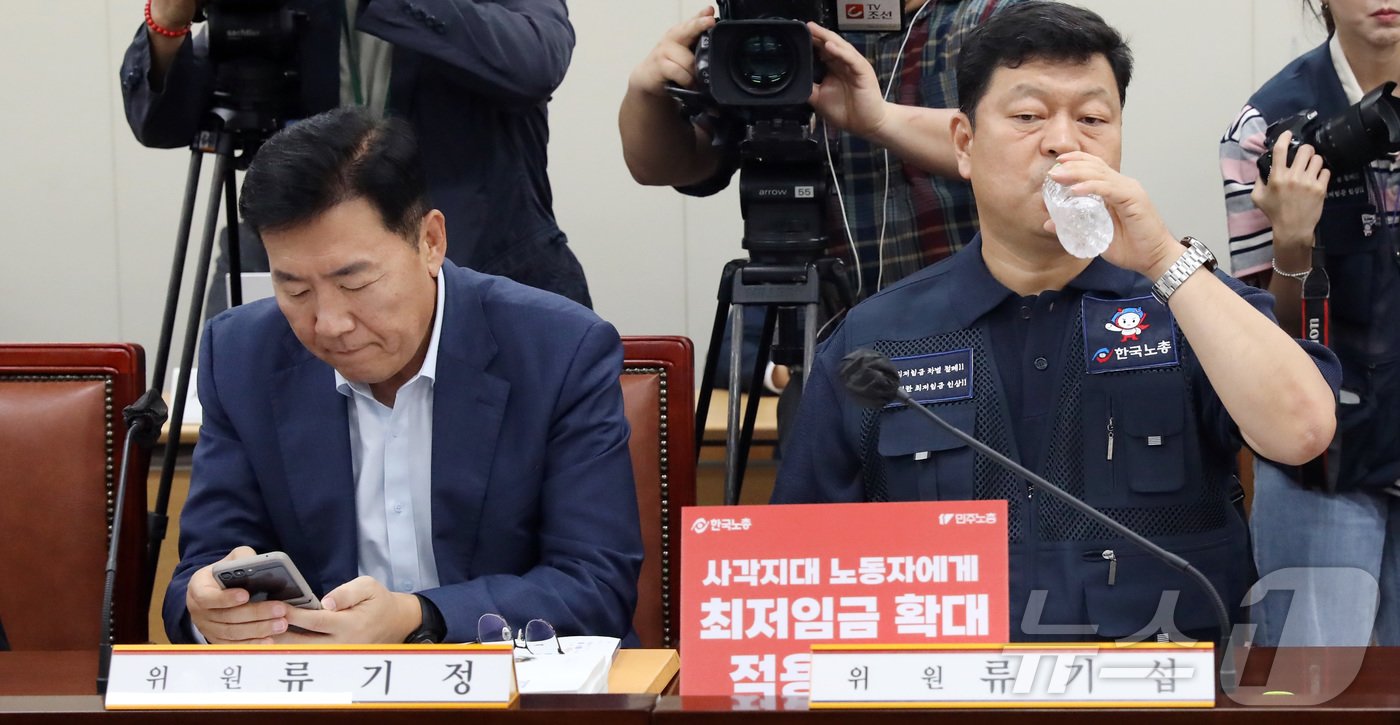 본문 이미지 - 13일 세종시 정부세종청사에서 열린 최저임금위원회 제4차 전원회의에 참석한 류기섭 근로자위원(오른쪽)이 회의 시작 전 물을 마시고 있다. 2024.6.11/뉴스1 ⓒ News1 김기남 기자