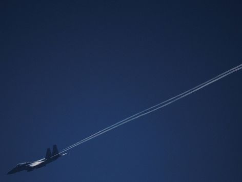 [포토] 하늘에 생채기 내듯 날아가는 이스라엘 전투기