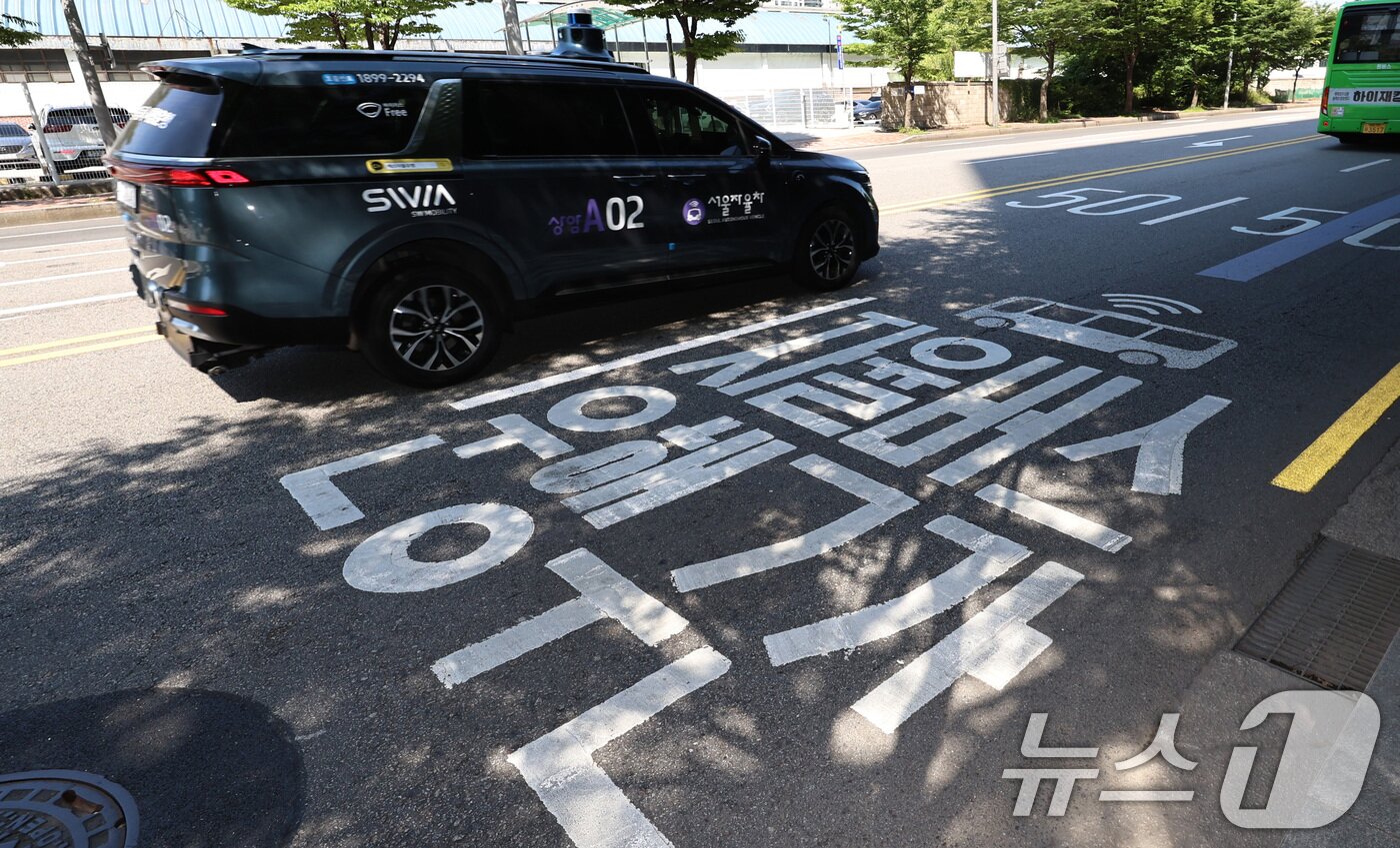 본문 이미지 - 서울 마포구 상암동 자율주행시범운행지구에서 자율주행차가 달리고 있다. &#40;자료사진&#41; /뉴스1 ⓒ News1 구윤성 기자