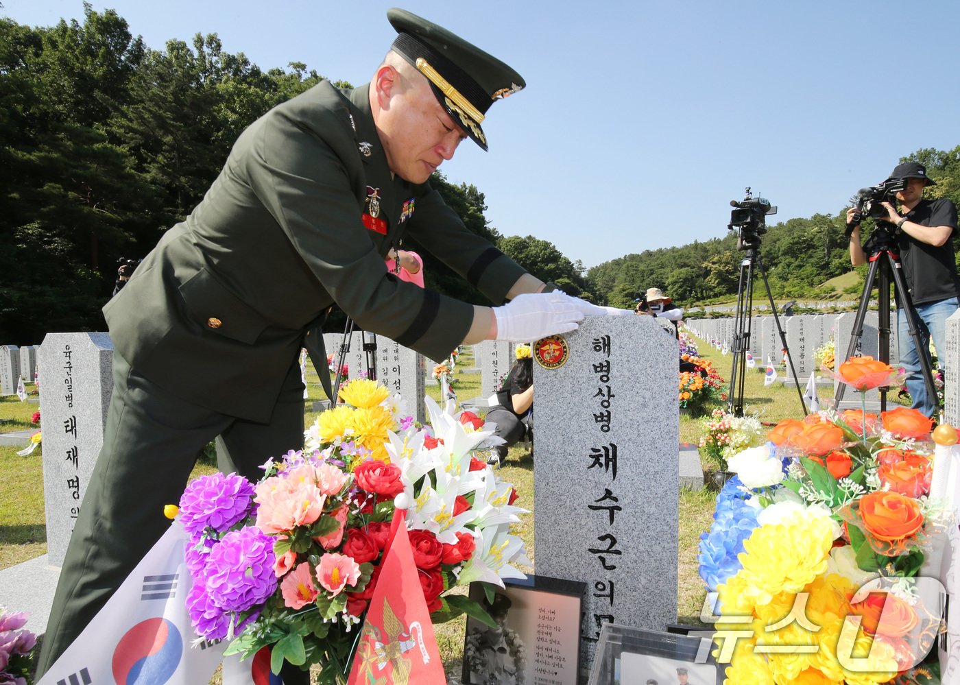 본문 이미지 - 2023년 7월 경북 예천 수해 실종자 수색작전 중 순직한 해병대원의 직속 상관인 이용민 전 해병대 1사단 포병여단 7포병대대장(중령) 대전 유성구 국립대전현충원 순직 해병의 묘를 찾아 참배한 뒤 묘비를 어루만지는 모습. 2024.6.13 ⓒ 뉴스1 김기태 기자