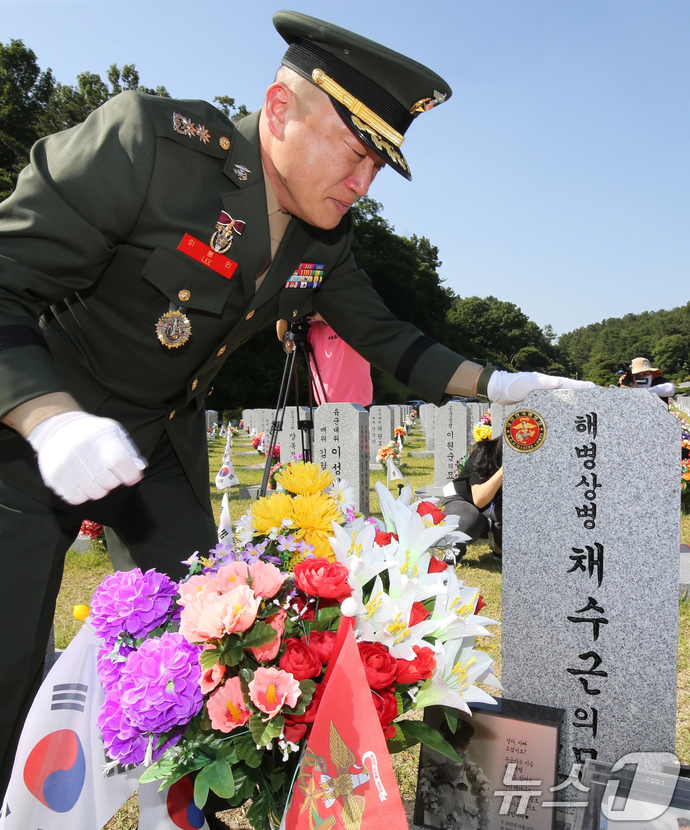 순직한 채수근 해병 상병의 직속 상관이었던 이용민 전 해병대 1사단 포병여단 포병7대대장&#40;중령&#41;이 13일 오후 대전 유성구 국립대전현충원 채수근 상병의 묘역을 찾아 참배한뒤 묘비를 어루만지고 있다. 2024.6.13/뉴스1 ⓒ News1 김기태 기자