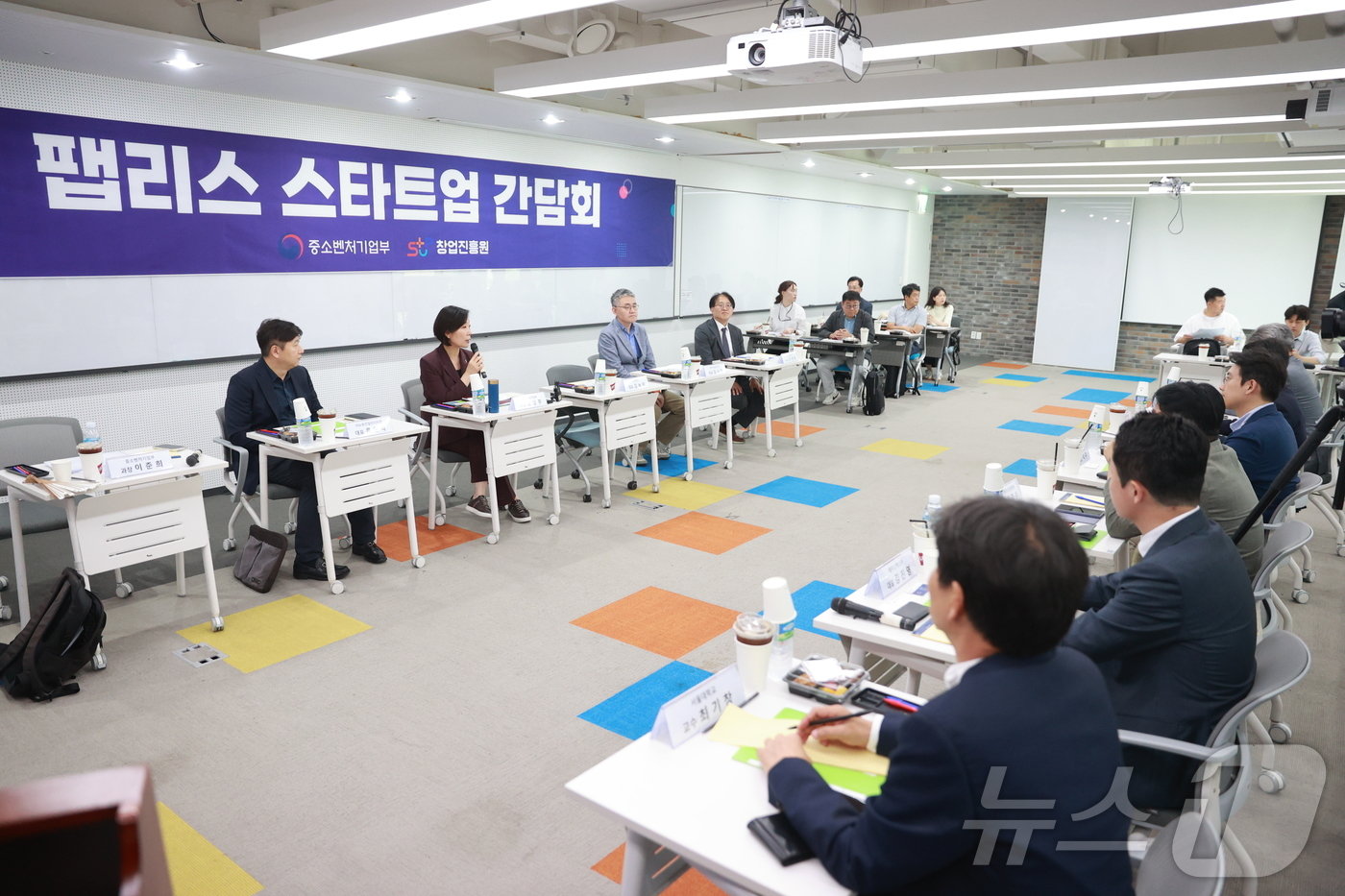 본문 이미지 - 중소벤처기업부가 주최한 팹리스 스타트업 간담회가 진행되고 있다. ⓒ 뉴스1 김형준 기자