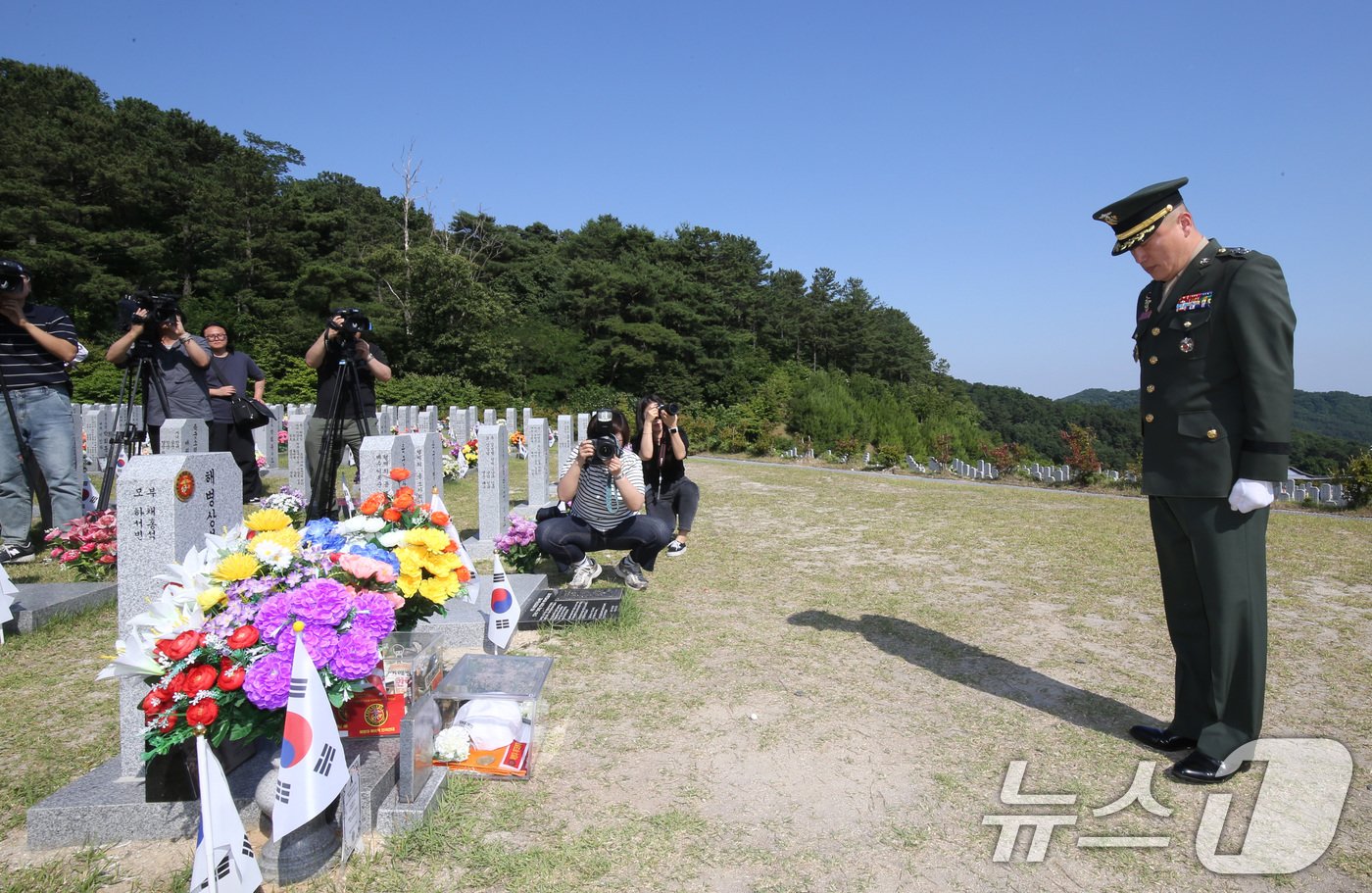 순직한 채수근 해병 상병의 직속 상관이었던 이용민 전 해병대 1사단 포병여단 포병7대대장&#40;중령&#41;이 13일 오후 대전 유성구 국립대전현충원 채수근 상병의 묘역에 참배하고 있다. 2024.6.13/뉴스1 ⓒ News1 김기태 기자