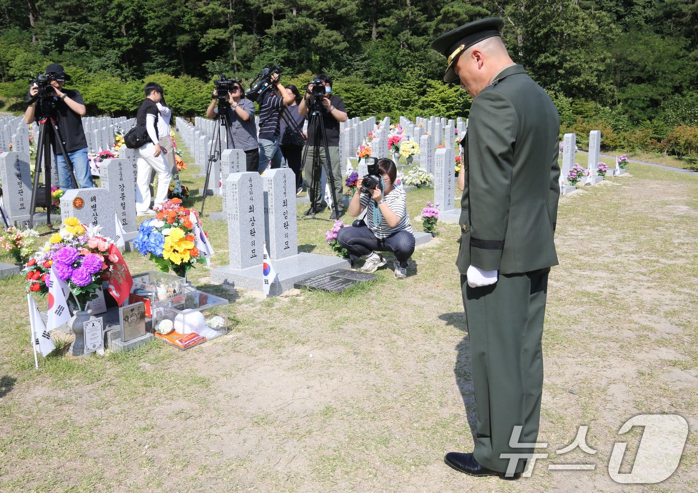 순직한 채수근 해병 상병의 직속 상관이었던 이용민 전 해병대 1사단 포병여단 포병7대대장&#40;중령&#41;이 13일 오후 대전 유성구 국립대전현충원 채수근 상병의 묘역에 참배하고 있다. 2024.6.13/뉴스1 ⓒ News1 김기태 기자