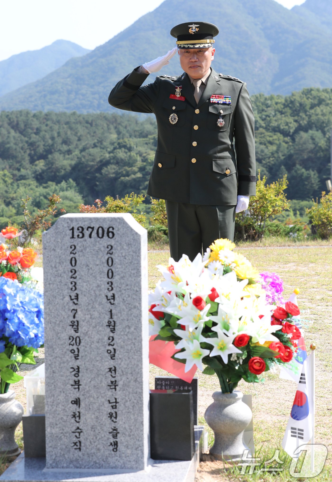 순직한 채수근 해병 상병의 직속 상관이었던 이용민 전 해병대 1사단 포병여단 포병7대대장&#40;중령&#41;이 13일 오후 대전 유성구 국립대전현충원 채수근 상병의 묘역에 참배하고 있다. 2024.6.13/뉴스1 ⓒ News1 김기태 기자