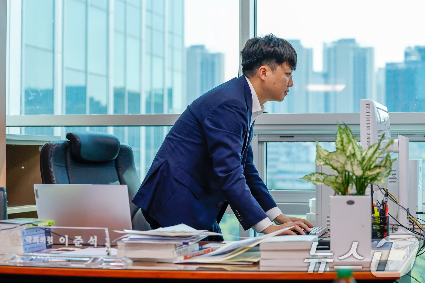 본문 이미지 - 이준석 개혁신당 의원이 13일 서울 여의도 국회의원회관에서 뉴스1과 인터뷰에 앞서 업무를 보고 있다. 2024.6.13/뉴스1 ⓒ News1 안은나 기자