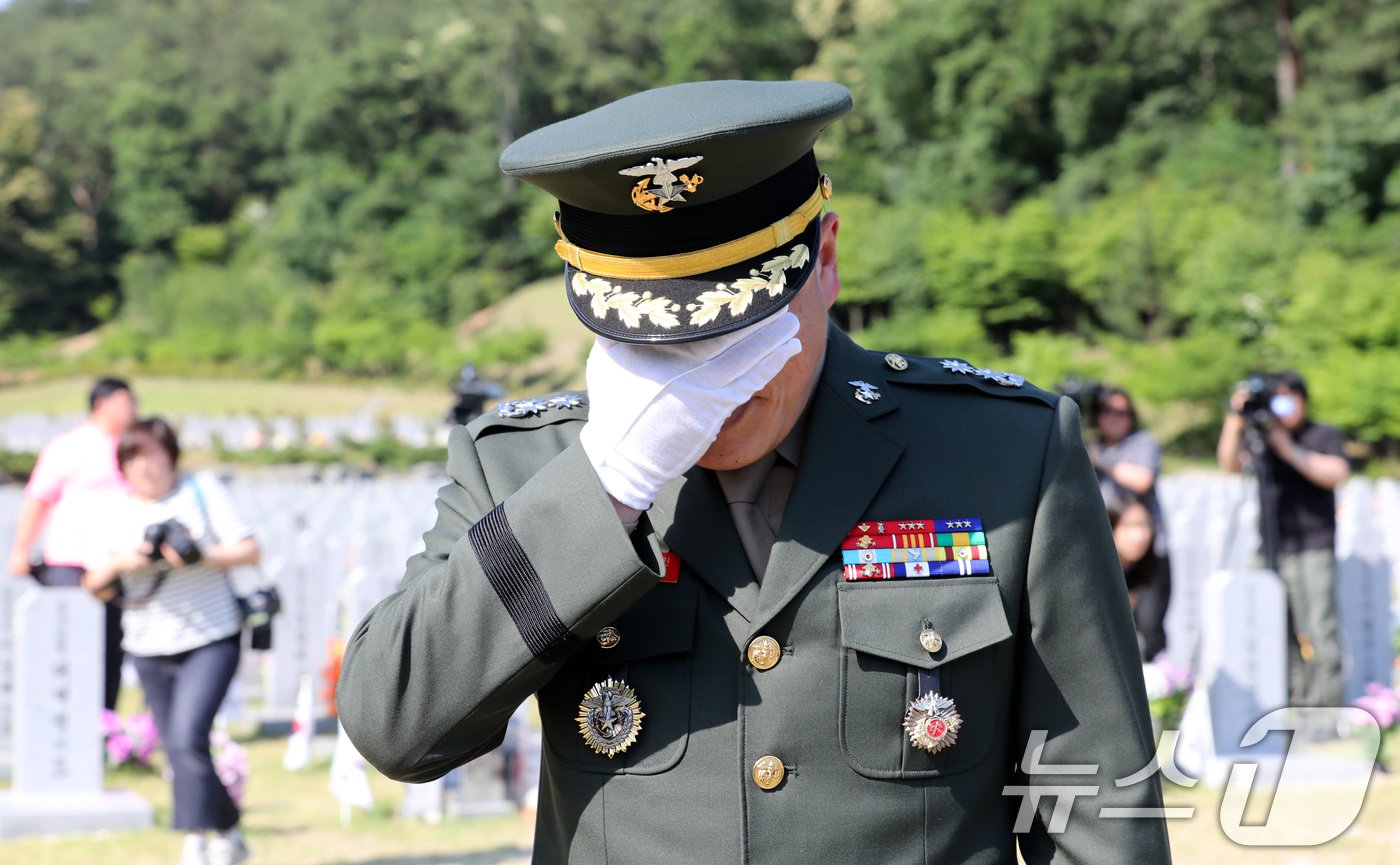 순직한 채수근 해병 상병의 직속 상관이었던 이용민 전 해병대 1사단 포병여단 포병7대대장&#40;중령&#41;이 13일 오후 대전 유성구 국립대전현충원 채수근 상병의 묘역을 찾아 참배한 뒤 눈물을 닦고 있다. 2024.6.13/뉴스1 ⓒ News1 김기태 기자