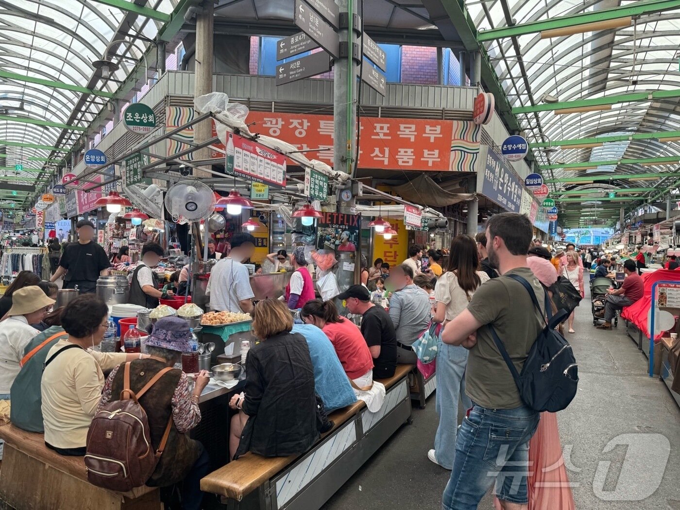 본문 이미지 - 광장시장의 한 노점에서 외국인 관광객들이 식사를 하고 있다. ⓒ 뉴스1 김형준 기자