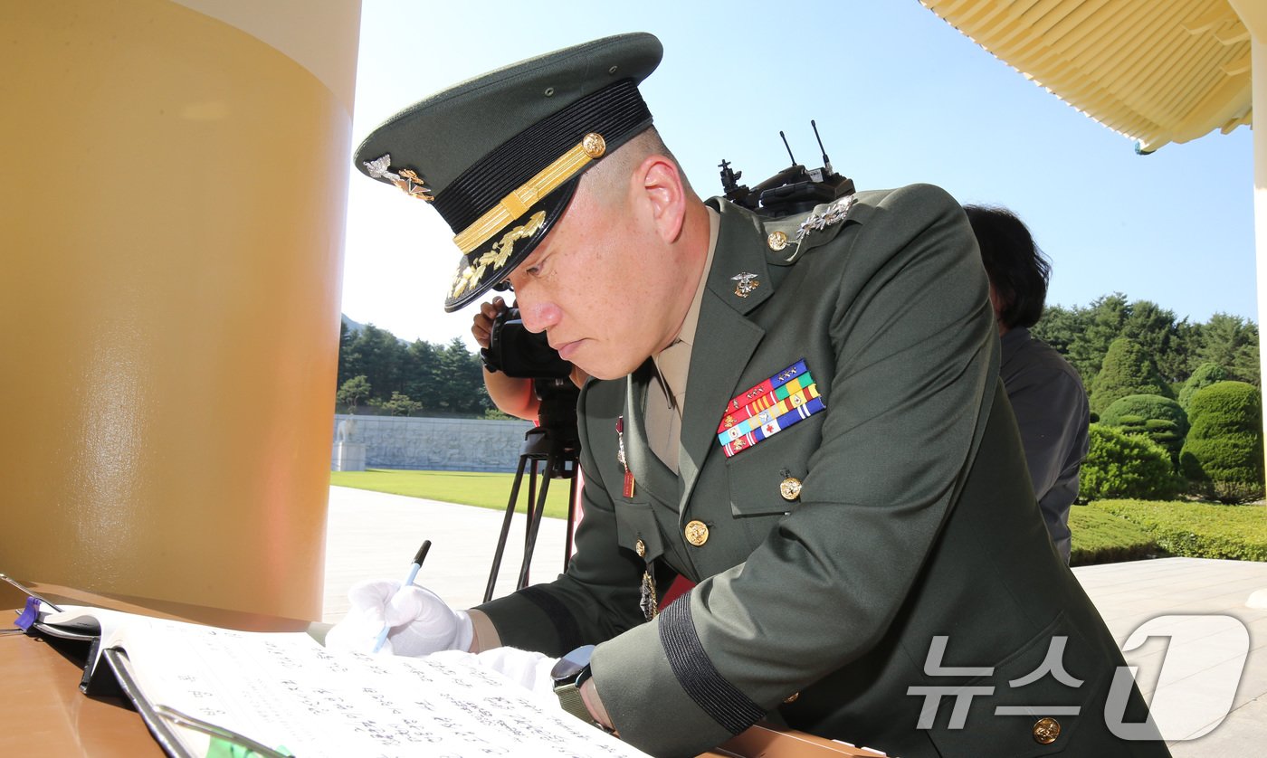 순직한 채수근 해병 상병의 직속 상관이었던 이용민 전 해병대 1사단 포병여단 포병7대대장&#40;중령&#41;이 13일 오후 대전 유성구 국립대전현충원 채수근 상병의 묘역을 찾아 참배한 뒤 방명록을 작성하고 있다. 2024.6.13/뉴스1 ⓒ News1 김기태 기자