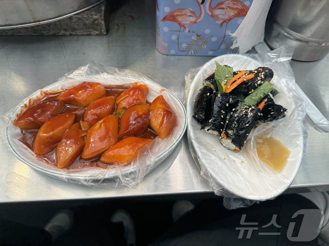 본문 이미지 - 광장시장 한 노점에서 주문한 떡볶이와 꼬마김밥. 가격은 총 7000원이었다. ⓒ 뉴스1 김형준 기자