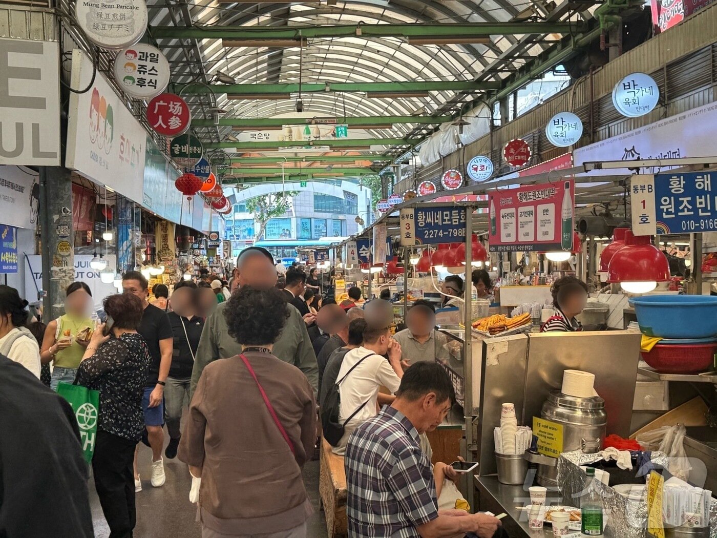 본문 이미지 - 서울 광장시장 먹자골목이 관광객들로 붐비고 있다. ⓒ 뉴스1 김형준 기자