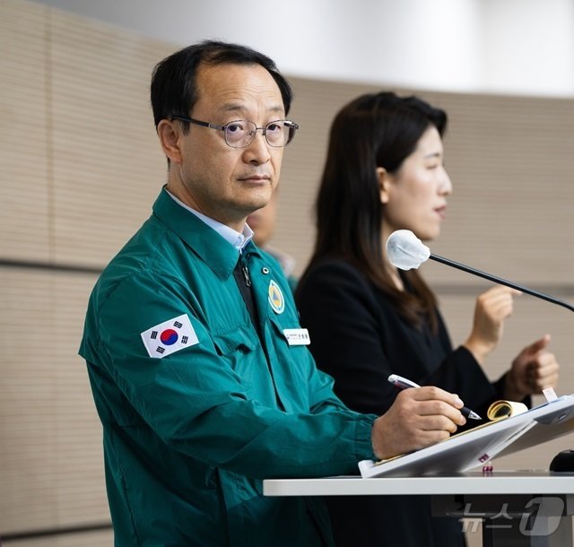 12일 정부세종청사에서 열린 &#39;의사 집단행동 중앙재난안전대책본부&#39; 브리핑에서 전병왕 보건복지부 보건의료정책실장이 발언을 하고 있다. &#40;복지부 제공&#41;