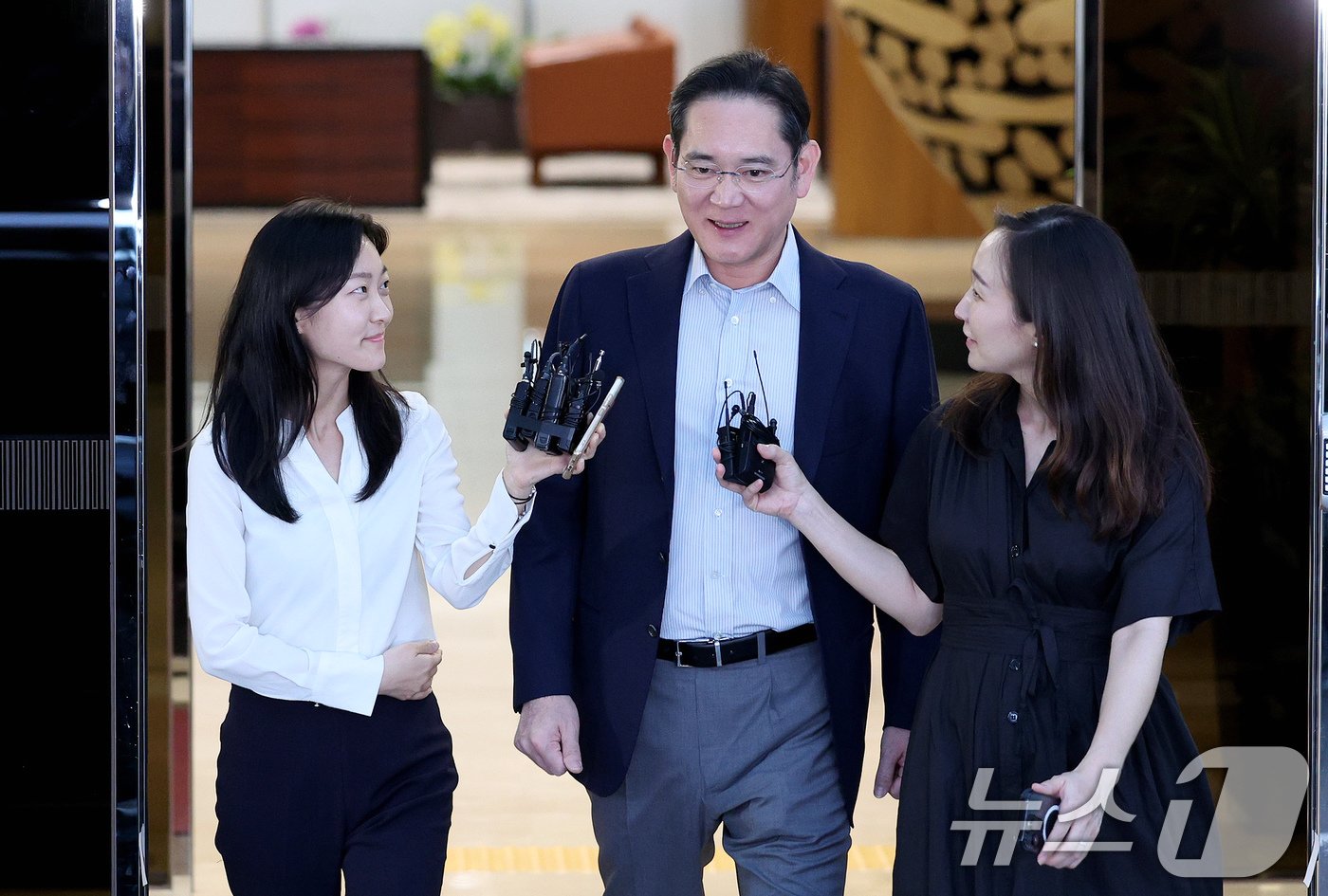 본문 이미지 - 이재용 삼성전자 회장이 미국 출장을 마치고 13일 오후 서울 강서구 서울김포비지니스항공센터를 통해 귀국하고 있다. 2024.6.13/뉴스1 ⓒ News1 장수영 기자