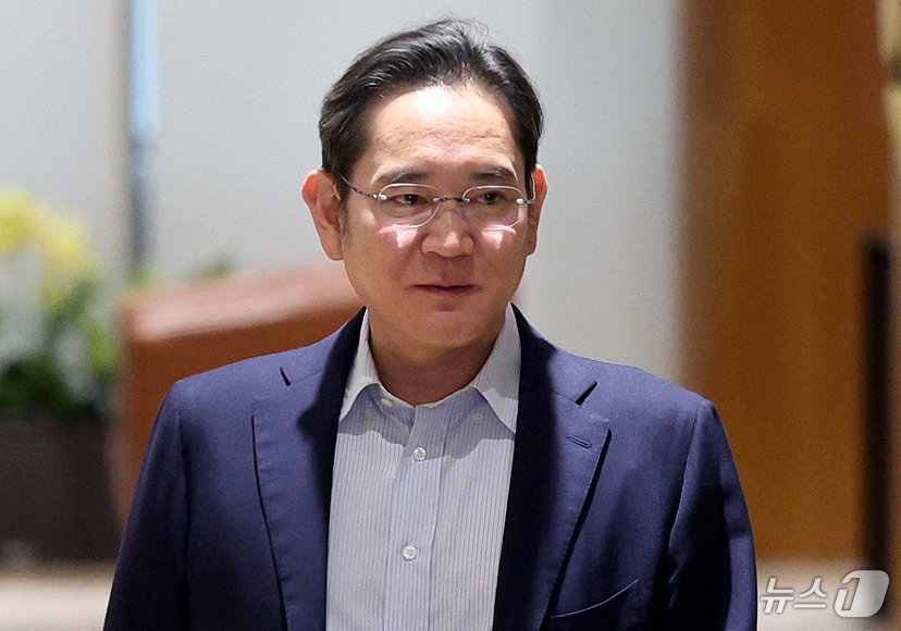 본문 이미지 - 이재용 삼성전자 회장이 미국 출장을 마치고 13일 오후 서울 강서구 서울김포비지니스항공센터를 통해 귀국하고 있다. 2024.6.13/뉴스1 ⓒ News1 장수영 기자