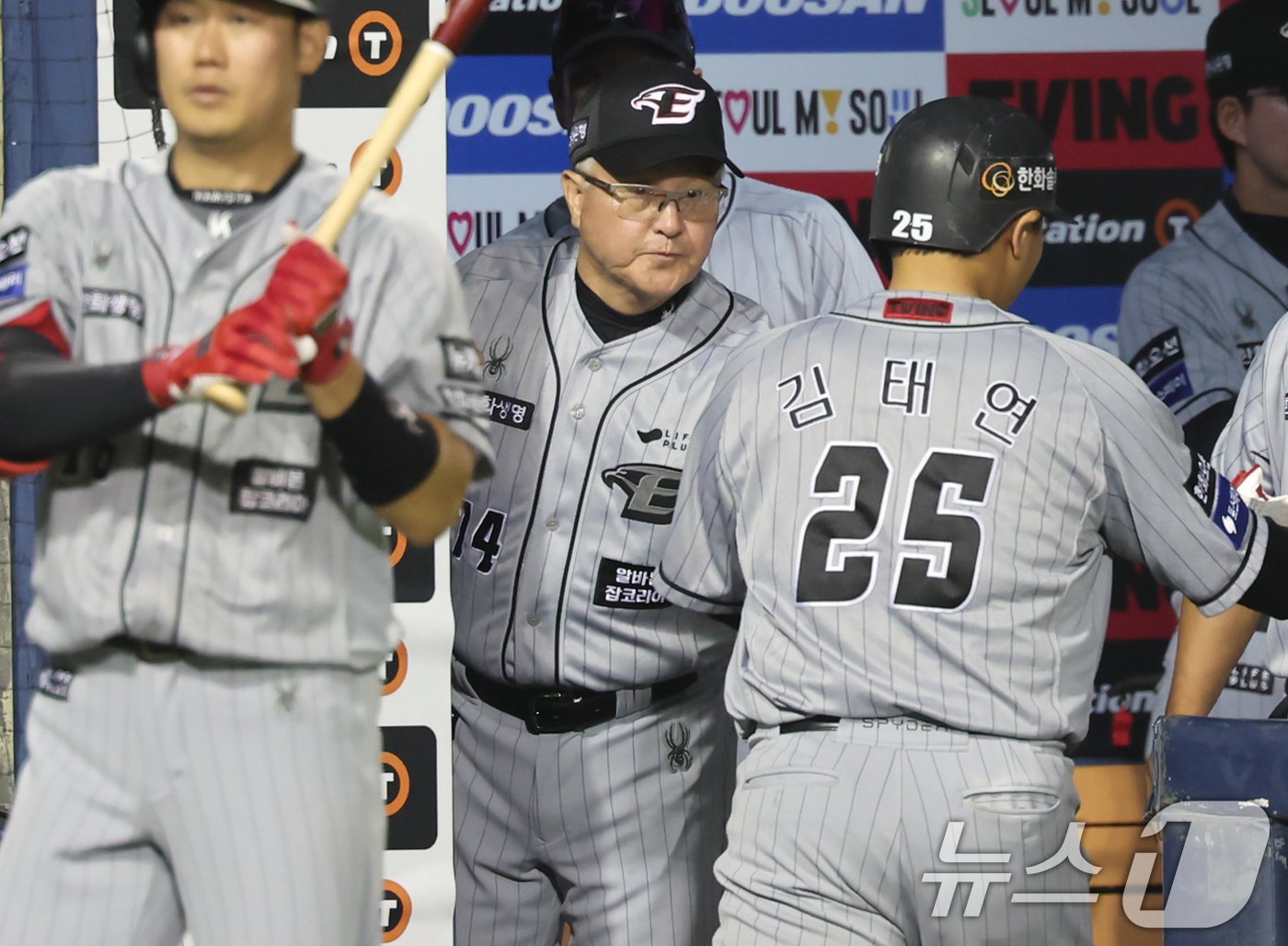 본문 이미지 - 13일 오후 서울 송파구 잠실야구장에서 열린 ‘2024 신한 SOL 뱅크 KBO리그’ 한화 이글스와 두산베어스의 경기, 한화 김경문 감독이 6회초 2사 주자 1,3루 상황에서 한화 이도윤이 1타점 적시타때 득점한 3루주자 김태연을 맞이하고 있다. 2024.6.13/뉴스1 ⓒ News1 김도우 기자