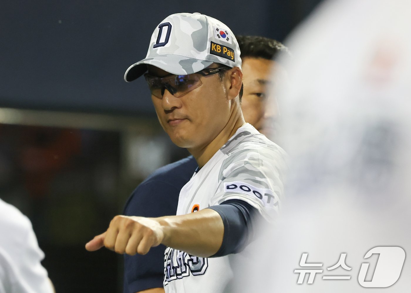 본문 이미지 - 13일 오후 서울 송파구 잠실야구장에서 열린 ‘2024 신한 SOL 뱅크 KBO리그’ 한화 이글스와 두산베어스의 경기, 두산 이승엽 감독이 9대6 승리 후 선수들을 격려하고 있다. 2024.6.13/뉴스1 ⓒ News1 김도우 기자