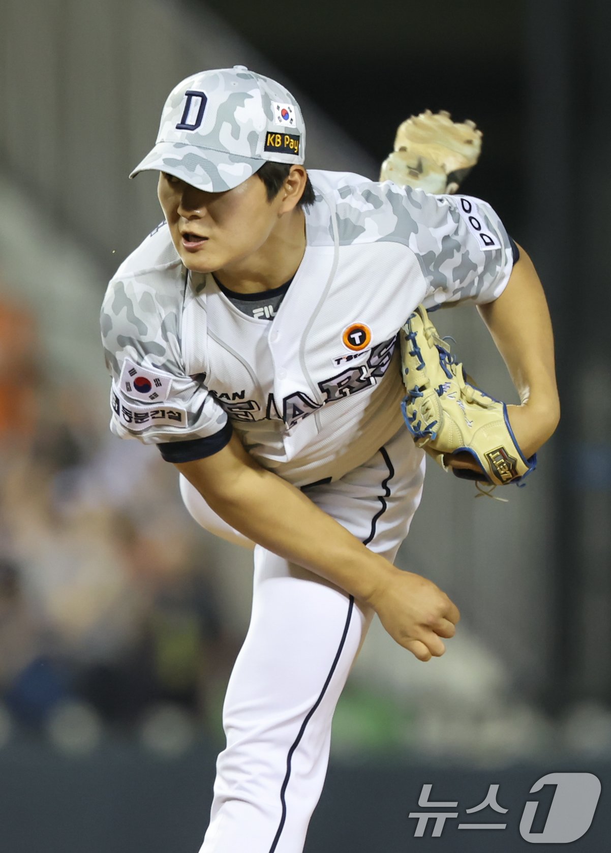 본문 이미지 - 13일 오후 서울 송파구 잠실야구장에서 열린 ‘2024 신한 SOL 뱅크 KBO리그’ 한화 이글스와 두산베어스의 경기, 두산 김택연이 9회초 등판해 역투하고 있다. 2024.6.13/뉴스1 ⓒ News1 김도우 기자