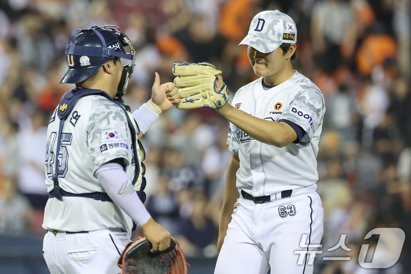 본문 이미지 - 13일 오후 서울 송파구 잠실야구장에서 열린 ‘2024 신한 SOL 뱅크 KBO리그’ 한화 이글스와 두산베어스의 경기, 두산 김택연이 9회초를 마무리 후 포수 김기연과 기쁨을 나누고 있다. 2024.6.13/뉴스1 ⓒ News1 김도우 기자