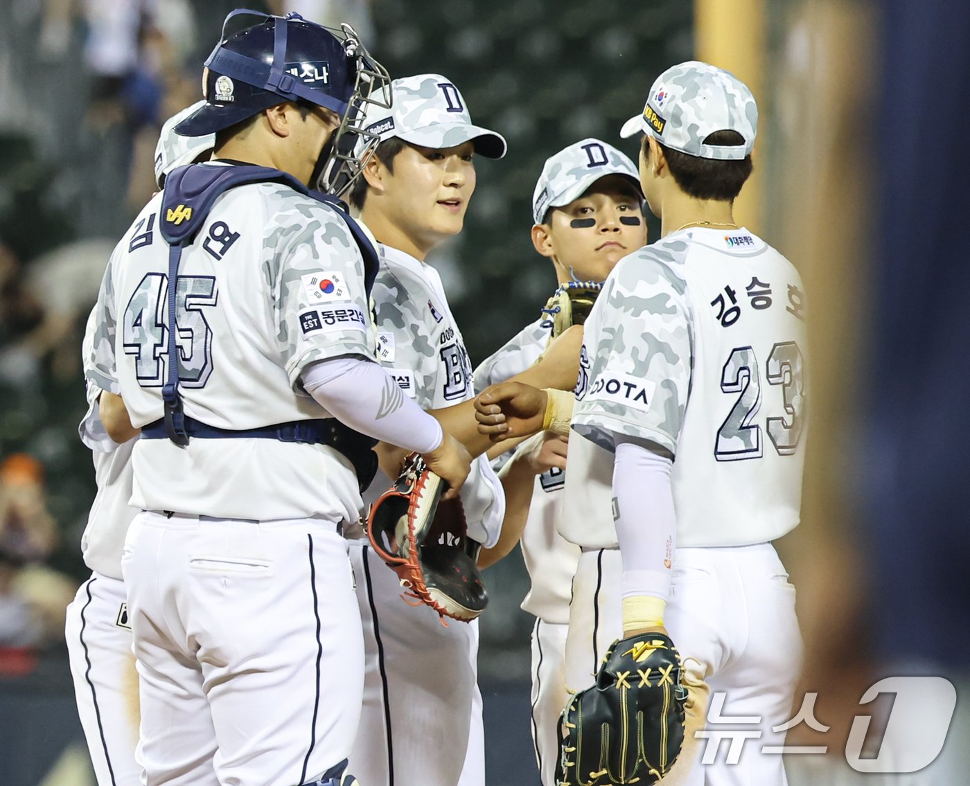 본문 이미지 - 13일 오후 서울 송파구 잠실야구장에서 열린 ‘2024 신한 SOL 뱅크 KBO리그’ 한화 이글스와 두산베어스의 경기, 두산 선수들이 9대6 승리 후 기쁨을 나누고 있다. 2024.6.13/뉴스1 ⓒ News1 김도우 기자