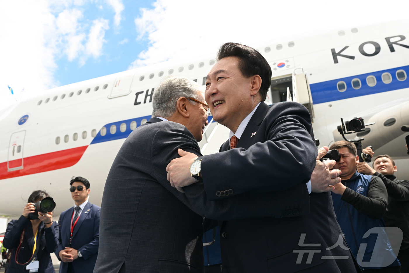 (서울=뉴스1) 박지혜 기자 = 카자흐스탄 국빈 방문을 마친 윤석열 대통령이 13일(현지시간) 카자흐스탄 아스타나 공항에서 환송나온 카심 조마르트 토카예프 카자흐스탄 대통령과 작별 …