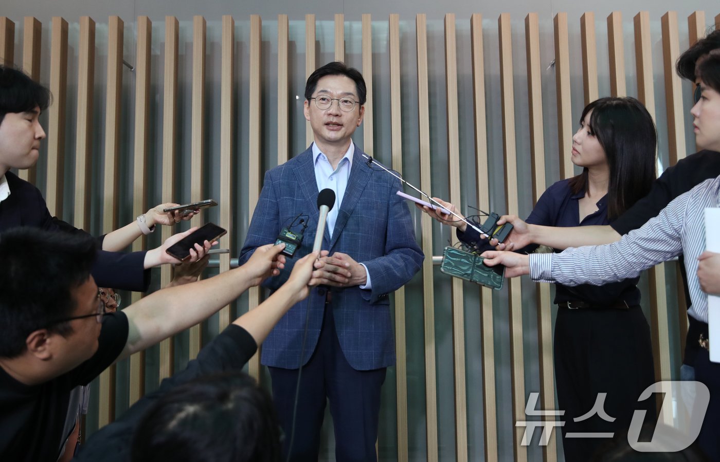 본문 이미지 - 김경수 전 경남도지사가 14일 오전 인천국제공항 2터미널에서 런던으로 출국하기에 앞서 취재진과 인터뷰를 하고 있다.2024.6.14/뉴스1 ⓒ News1 오대일 기자