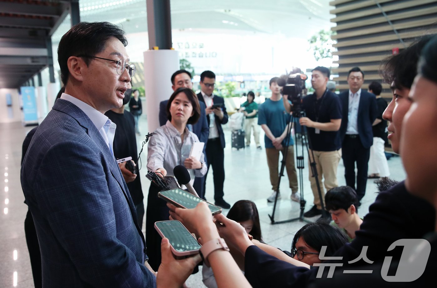 본문 이미지 - 김경수 전 경남도지사가 14일 오전 인천국제공항 2터미널에서 런던으로 출국하기에 앞서 취재진과 인터뷰를 하고 있다. 2024.6.14/뉴스1 ⓒ News1 오대일 기자