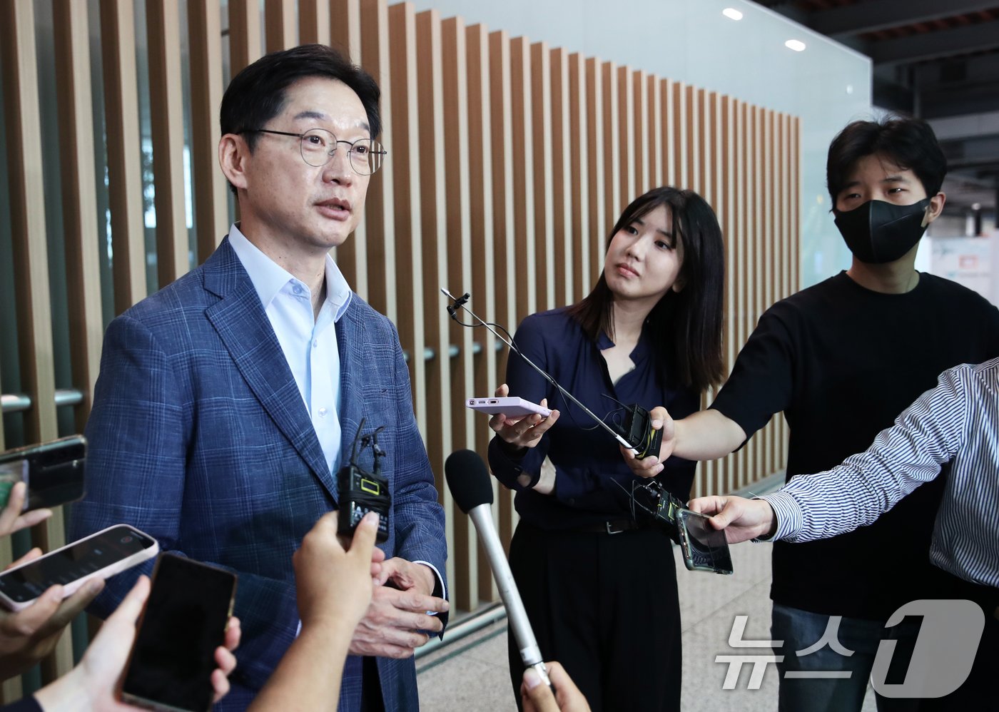 본문 이미지 - 김경수 전 경남도지사가 14일 오전 인천국제공항 2터미널에서 런던으로 출국하기에 앞서 취재진과 인터뷰를 하고 있다. 2024.6.14/뉴스1 ⓒ News1 오대일 기자
