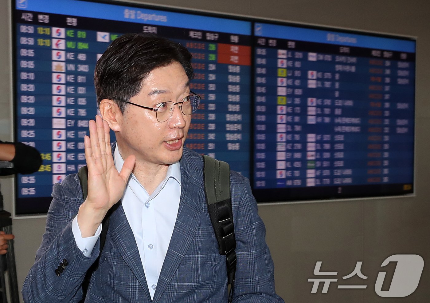 본문 이미지 - 김경수 전 경남도지사가 14일 오전 인천국제공항 2터미널에서 런던으로 출국하며 지인들에게 작별 인사를 하고 있다. 2024.6.14/뉴스1 ⓒ News1 오대일 기자
